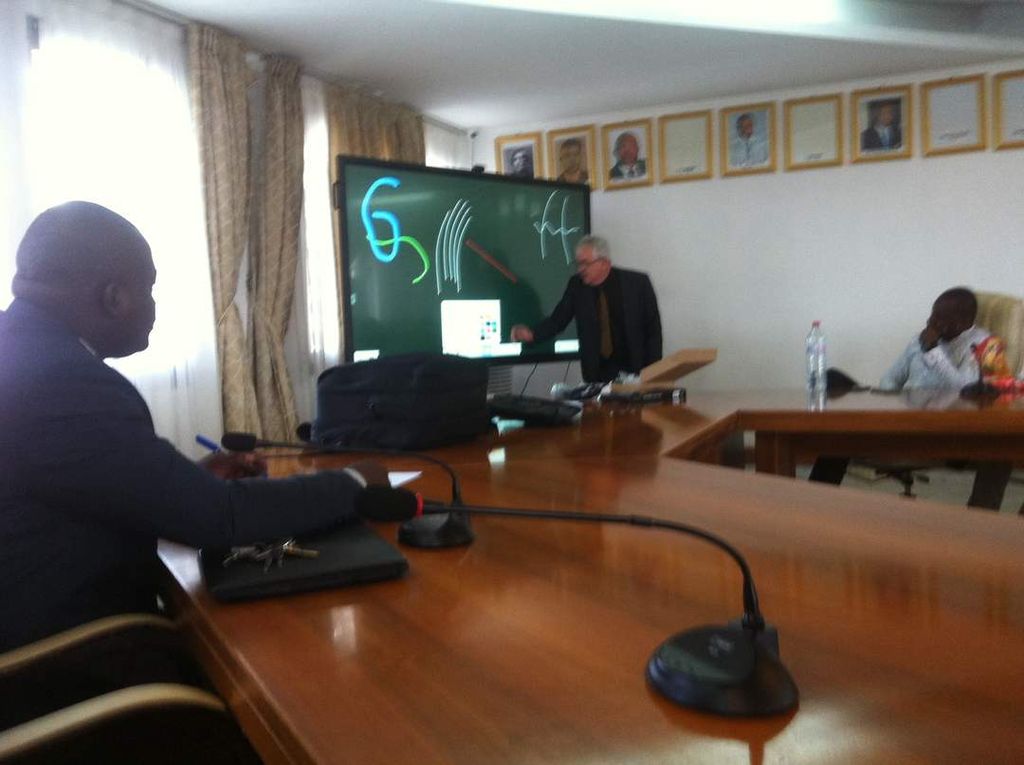 Point SYS installe deux grands écrans interactifs au Ministère des Finances du Congo
