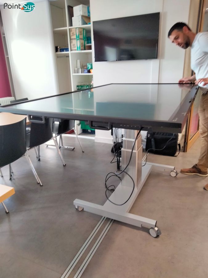 Installation d'un écran 86 pouces sur table pivotante !